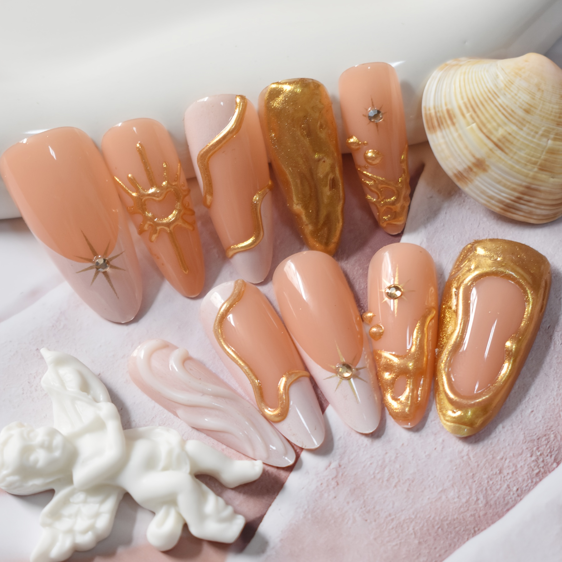 Petal-shaped almond-shaped nail art